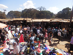 Drukke flee market in Lilongwe