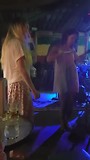 Taylor en Nina los in de reggae bar