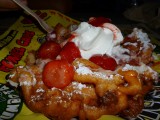 Oliebol met aardbei en slagroom