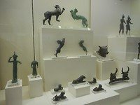 Veel bronzen beeldjes