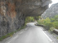 Of langs overhangende rotsen