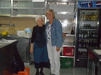 Kijkje in de keuken;Hiltje met de moeder van de eigenaar:ze werkt nog steeds in de keuken