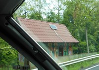 Overal bid kapelletjes.Deze zelfs voorzien van zonnepaneel,zodat het kaarsje branden blijft