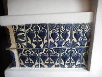 Kachel versierd met blauw tegelwerk