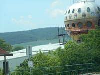 Futuristisch bouwwerk in de steigers