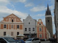 Met kerktoren op de achtergrond