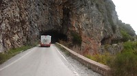 Door nauwe tunnels