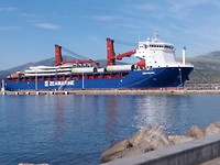 Zeeschip met windmolens gearriveerd