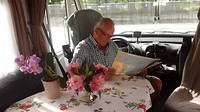 Piet bekijkt de kaart