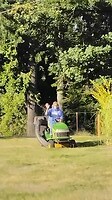 Cindy op de grasmaaier
