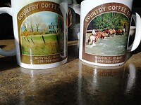 Drinken koffie uit  mokken met afbeeldingen uit de omgeving