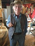 Dennis Sullivan owner en woodcarver Dog Bark Park