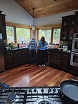 Trijntsje en Krissi aan de slag in de keuken .