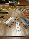 Het bordspel met speelkaarten , lijkt op mens erger je niet .