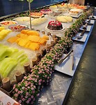 Toetjes buffet met fruit en taart