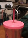 Drinkbeker van Joe , let op vingerhoedje op rietje