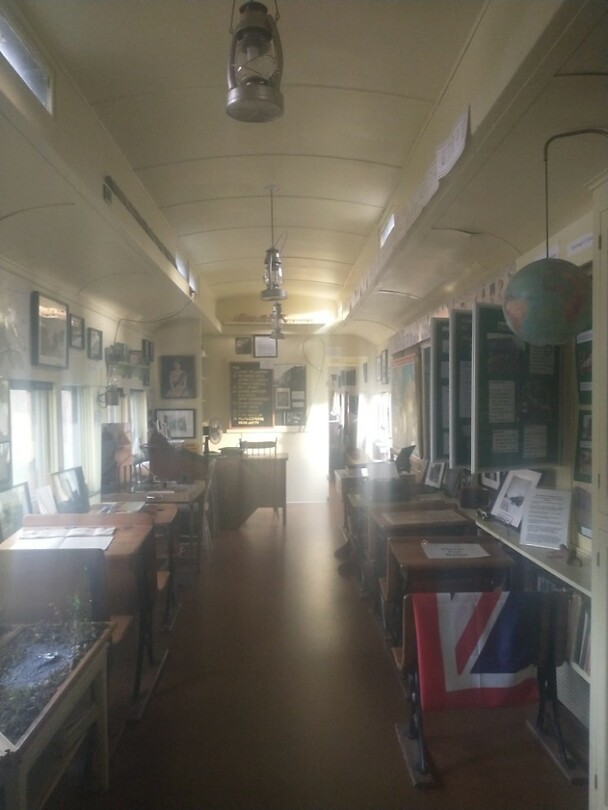 Schooltje in trein