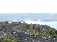 Vergezicht op weg tussen Krk en Starigrad