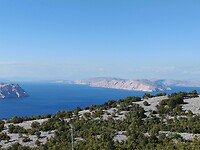 Vergezicht op weg tussen Krk en Starigrad