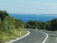 Vergezicht op weg tussen Krk en Starigrad