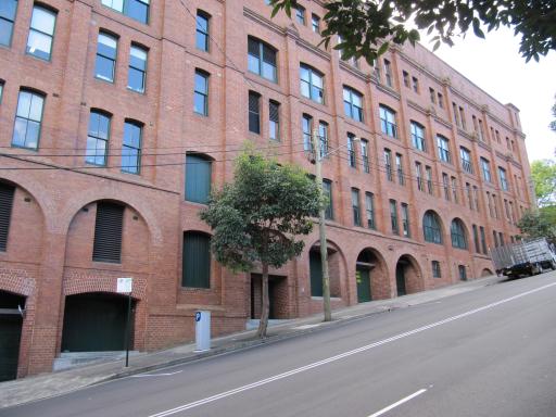 Heeft dit gebouw 3 of 5 verdiepingen?