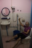 zo ziet de gemiddelde badkamer er uit.....de plee staat onder de douche!