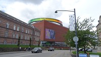 Buitenaanzicht van het AroS museum.
