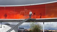 Speciaal zo voor de glazen wand.