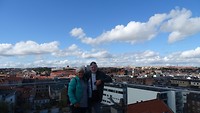 Hoog boven de winkelstraat!