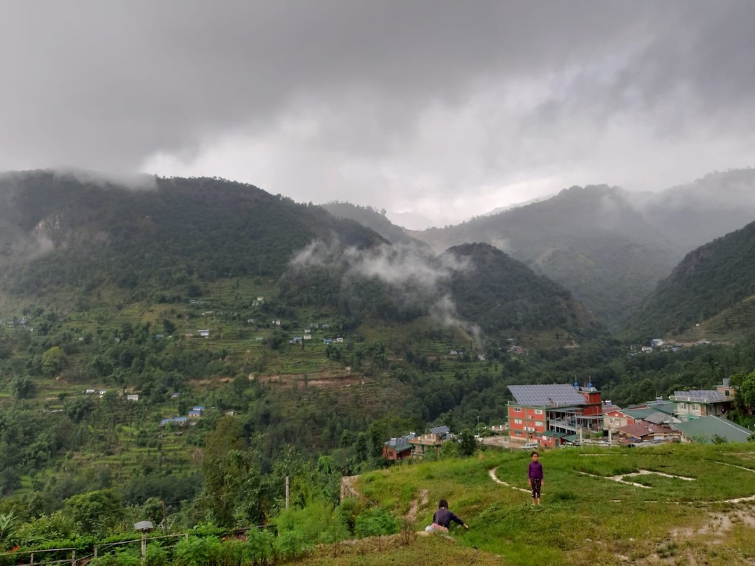 Uitzicht op het Okhaldhunga Community Hospital vanuit een van de
