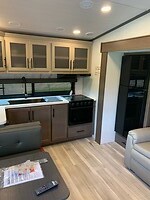 Binnen in de caravan