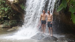 Verfrissing bij de waterval met Bram