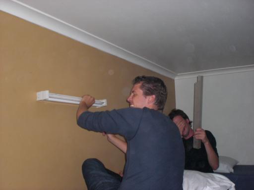 De TL balken komen van de muur af