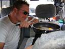 Achterbank lunchie on the road