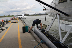 Bagage wordt uit de drijvers gehaald