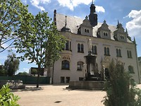 Gemeentehuis van dorp onderweg