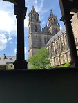 De Dom vanaf de binnentuin bezien