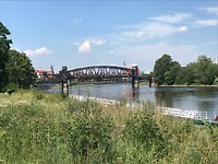 Zicht op oude spoorbrug en Maagdenburg