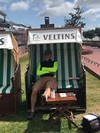 Kees in strandstoel in Wilhelmshaven