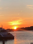 Zon zakt achter de Merwede