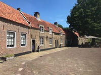 Huisjes bij Slot Loevestein