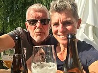 Lekker biertje op het prachtige terras van de camping