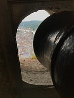 Uitzicht op de stad gezien door het gat voor het kanon op de Citadel