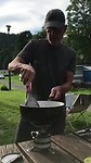 Kees aan het kokkerellen op de camping