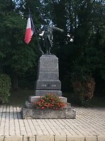 Een van de vele oorlogsmonumenten onderweg
