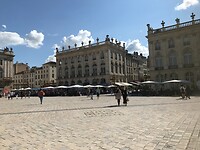 La Place Stanislas met druk bezette terrassen