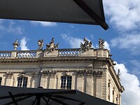 Detailopname tussen de parasols door van Hotel de Ville van Nancy