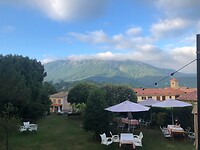 Tuin van hotel in Viladrau met uitzicht op de omliggende bergen