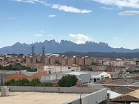 Montserat torenend boven Manresa