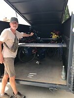 Kees bij aanhanger waar fietsen in vervoerd werden door taxichauffeur Fran